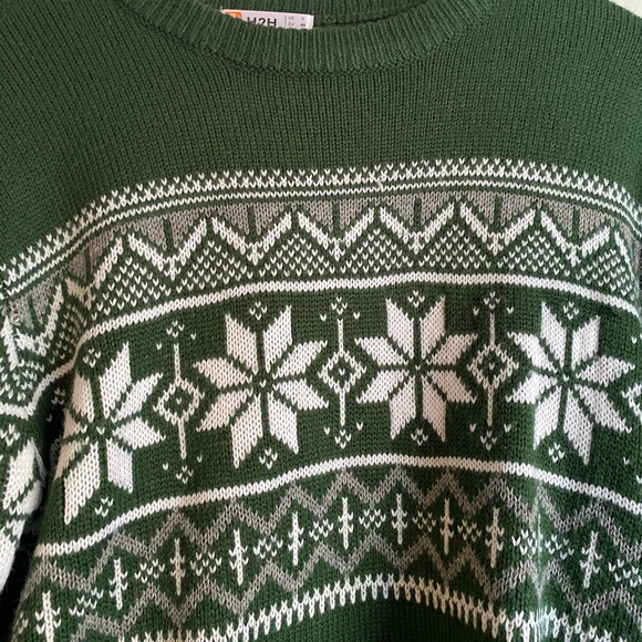 green christmas sweater - Picture 3 of 3
